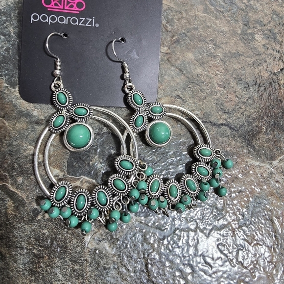 New paparazzi silvertone circle dangling earrings with green stones - Picture 4 of 5